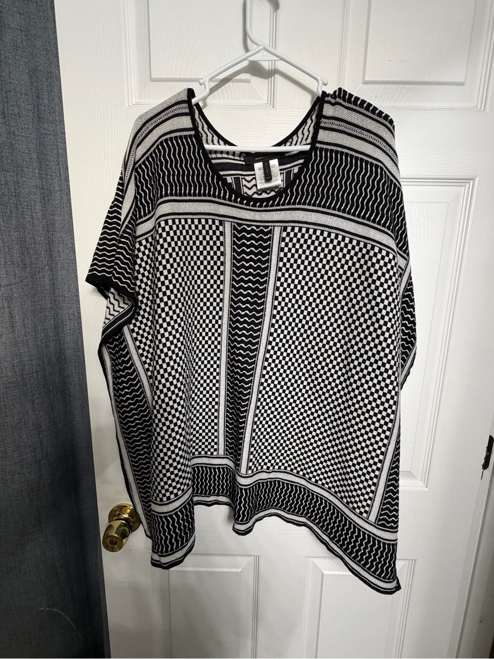 Poncho BCBGMaxAzria Black and White Geometric poncho